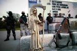 DØD. En statue af 'Manden med leen' der symboliserer døden, står oven på en pakke marijuana i Mexico. Landet har problemer med narkokrig - det kostede i går 18 personer livet. 