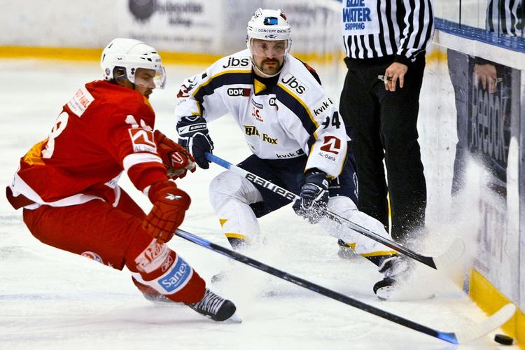 finaleklar. AaB's Magnus Hedlund og Hernings Toni Koiunen i nærkamp under DM-semifinalen. 