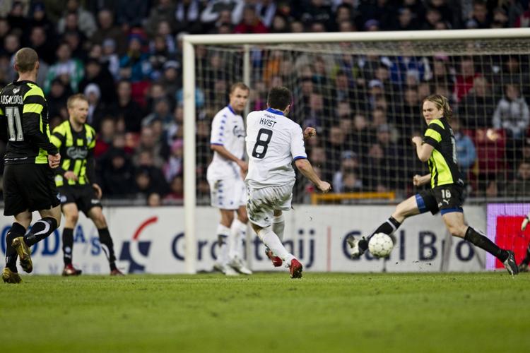 blokeret. Inden det lykkedes for Jesper Grønkjær, var William Kvist tæt på at score til 2-0 i denne situation. 