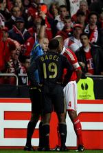 farvel. Et rødt kort fra en svensker til en hollænder i Portugal. Jonas Eriksson udviste Liverpools Ryan Babel. 