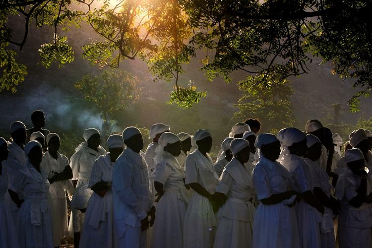 Voodoo. Hundredvis af hvidklædte voodoo-troende deltager i religiøs ceremoni til ære for jordskælvsofrene i Haiti. Og for at påkalde respekt for deres religion. På billedet vandrer voodoo-tilhængere under en påskeceremoni sidste år (arkivfoto). 