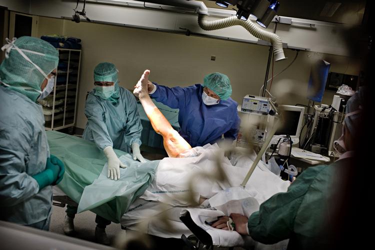 Job. Mange læger, der opererer og undersøger patienter på privathospitalerne, er til daglig fastansatte på offentlige hospitaler. Her er vi til en operation på Sønderborg Sygehus. 