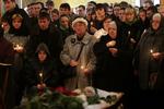 Begravelse. Venner og familie til begravelsen af et af ofrene for selvmordbomberne i Moskva. Russiske efterforskere har nu fået bekræftet mistanken om, at de såkaldte 'sorte enker' stod bag. 