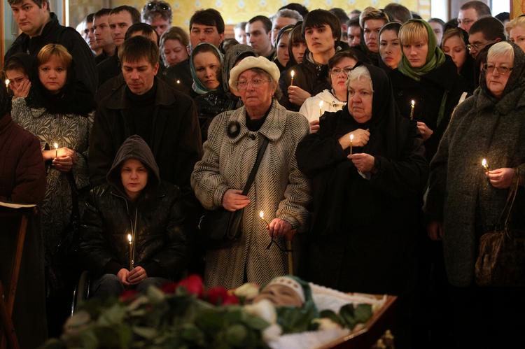 Begravelse. Venner og familie til begravelsen af et af ofrene for selvmordbomberne i Moskva. Russiske efterforskere har nu fået bekræftet mistanken om, at de såkaldte 'sorte enker' stod bag. 