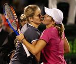 jævnbyrdige. Efter 24 indbyrdes kampe har Kim Clijsters (tv.) og Justine Henin nu vundet 12 hver. 