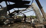 Ødelæggelser. Tre børn kom til skade, efter at Israel tidligt fredag bombede i Gaza. Og angrebene vil fortsætte, hvis ikke Hamas stopper deres raketangreb, siger vicepremierministeren i Israel. Her er det børn, der undersøger ødelæggelserne efter morgenens misilangreb. 