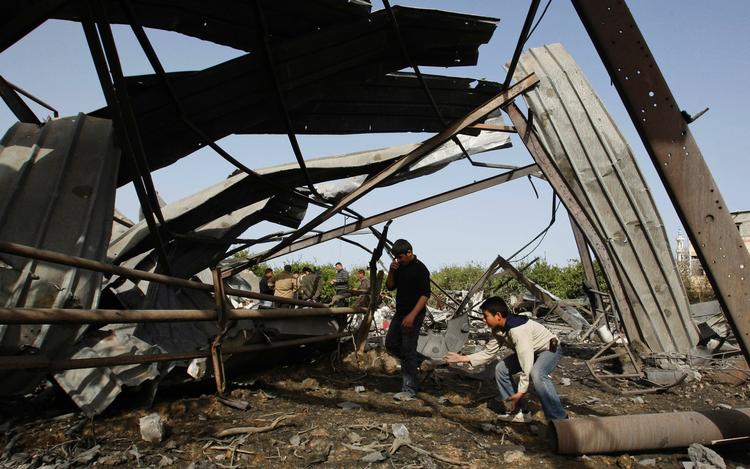 Ødelæggelser. Tre børn kom til skade, efter at Israel tidligt fredag bombede i Gaza. Og angrebene vil fortsætte, hvis ikke Hamas stopper deres raketangreb, siger vicepremierministeren i Israel. Her er det børn, der undersøger ødelæggelserne efter morgenens misilangreb. 