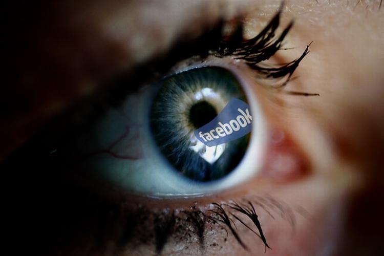 Udvej. Hun havde ikke adgang til en telefon, men en 23-årig svensk pige fik alarmeret sine venner med en Facebook status update, da hun blev truet med en kniv i sin lejlighed. 