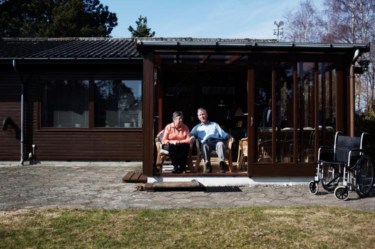 Birthe og Richard Falkenlund var blandt de første, der byggede sommerhus i Kaldred i 1967, og parret har boet fast i huset, siden de blev pensionister. Trods sin høje alder og hustruens sygdom insisterer Richard Falkenlund på at holde hus og have i fineste orden. Foto: Niels Christensen 