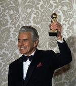 Dollars. John Forsythe er død 92 år gammel. Her er han foreviget med den Golden Globe statuette han modtog for 'Dynasty' - Dollars på dansk. 