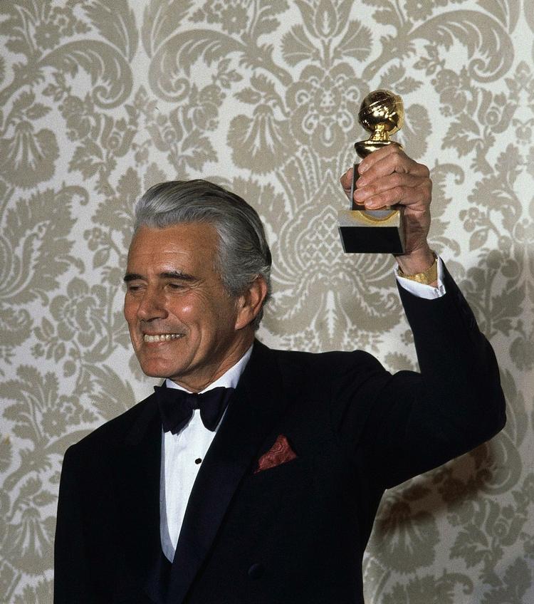 Dollars. John Forsythe er død 92 år gammel. Her er han foreviget med den Golden Globe statuette han modtog for 'Dynasty' - Dollars på dansk. 