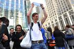 Udlændinge fra hele verden er rejst til New York i USA for at få fingre i den nye iPad fra Apple. Her ses Mike Heinsius fra Holland, der hæver sin nye iPad højt i vejret. 