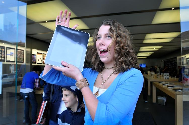 iPad-rush. Salget af Apples nyeste gadget åbnede i weekenden med store køer til følge. 