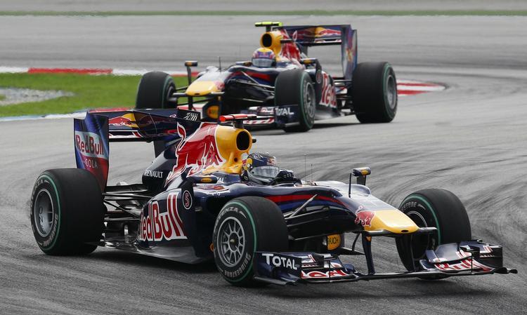 Dobbeltsejr. Sebastian Vettel overhalede holdkammerat Mark Webber på første omgang og forblev i front. 
