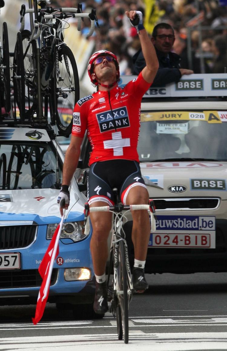 Sejr. Fabian Cancellara snød belgiske  Tom Boonen på den næstsidste stigning af Flandern Rundt og kunne køre alene i mål. 