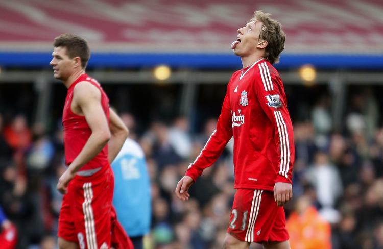 Utur. Lucas (th.) og Steven Gerrard (i baggrunden) kunne begge ærgrer sig over klubbens pointtab i Birmingham. 