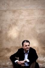 Far. Du har aldrig været ung, sagde Grøndahls  sønner til  ham, når de var utilfredse. Han  er tilbøjelig til at give dem ret. Og han er parat til 'at tage mosten', hvis de engang  i bogform skulle fortælle, hvordan deres  syn er på ham som far. Foto: Astrid Dalum 