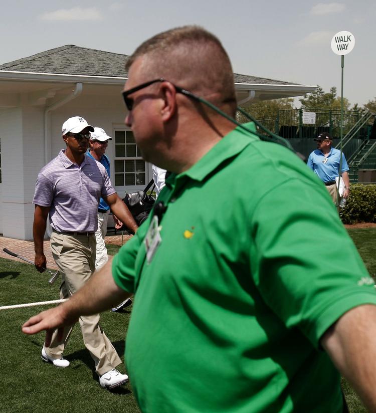 Opdækning. Der blev passet godt på Tiger Woods, da han vendte tilbage til Augusta for varme op til US Masters. 