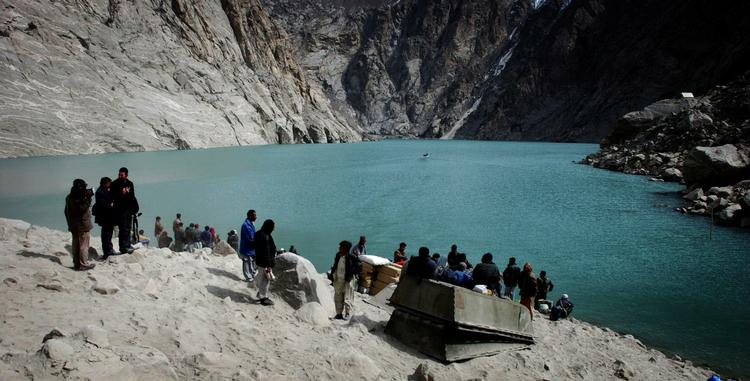 Utopia. Søen, der truer Hunza-dalen, er her fotograferet 11. marts. Når smeltevandet får vandstanden til at stige, kan søen ende med at oversvømme dalen. 