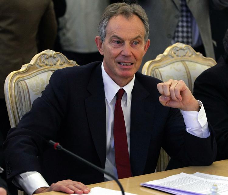 Ups. Tony Blair skal vist øve sig på at riste toastbrød. Arkivfoto. 