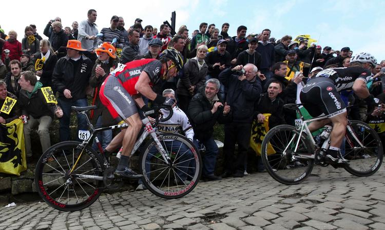 udmarvende. Lance Armstrong træder til for at følge Roger Hammond op ad en af de brostensbelagte stigninger i Flandern Rundt. 