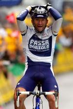 dopingmistænkt. Lorenzo Bernucci krydser målstregen som vinder af sjette etape af Tour de France 2005. Arkivfoto. 