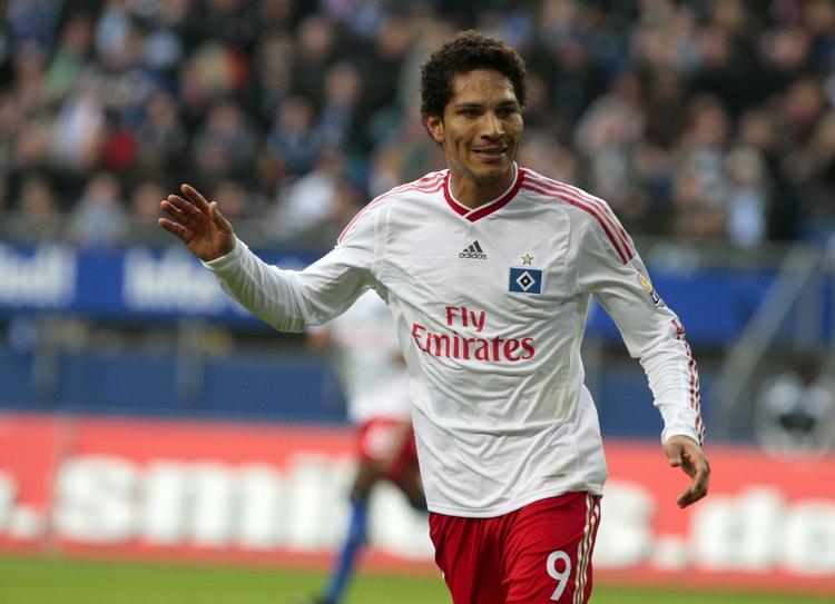 chikane. Paolo Guerrero fra Peru kastede en flaske efter en tilskuer efter Hamburger SV's skuffende 0-0-resultat mod Hannover. Arkivfoto. 