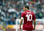 økonomisk. Francesco Totti er kendt for at bevæge sig i meget små cirkler omkring midtercirklen. Men den italienske veteran er stadig farlig på dødbolde. Arkivfoto. 