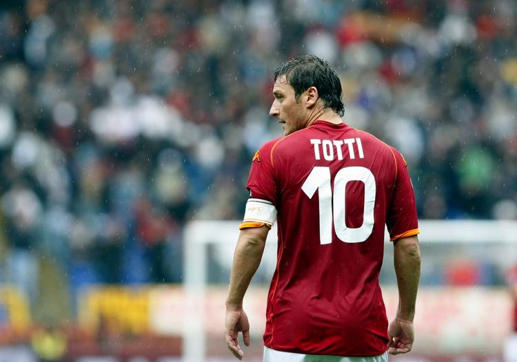 økonomisk. Francesco Totti er kendt for at bevæge sig i meget små cirkler omkring midtercirklen. Men den italienske veteran er stadig farlig på dødbolde. Arkivfoto. 