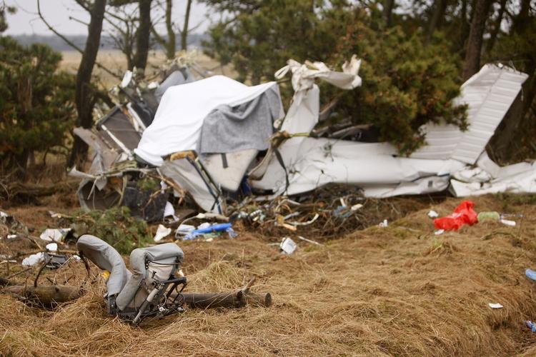 Styrt. Flyet ramte nogle træer ved et sommerhusområde. 