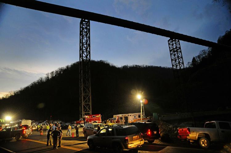 Tiden. Der kæmpes både mod elementerne og tiden i West Virginia, hvor dødstallet efter en eksplosion i en mine nu er nået op på 25. 