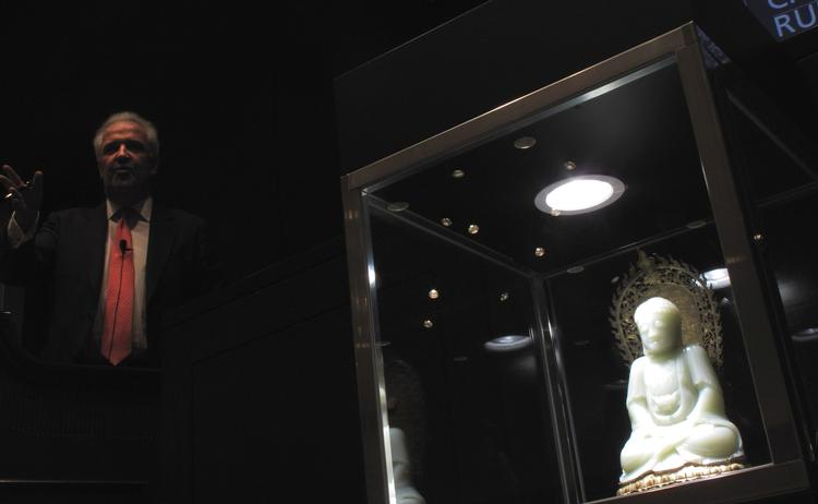 buddha. En sjælden hvid jadeskulptur på udstilling i New York. Skulpturen gik for knap 12 mio. kr. 