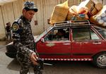 VAGT. En irakisk betjent tjekker en bil for sprængstoffer i hovedstaden Bagdad efter at tre bomber ramte byen for to dage siden. Trods sikkerhedensopbuddet sprang der igen i dag bomber i byen. 