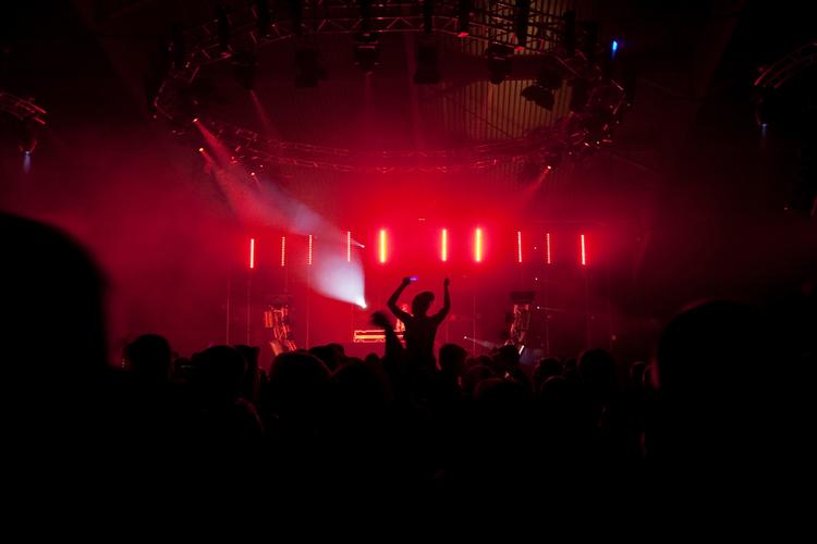 nonstop. Otte timers nonstop-musik i Club Danmark Hallen i Valby. 2.500 fester med. 