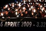 Fakkeloptog. Borgerne i den italienske middelalderby L'Aquila mindedes i nat klokken 3.32 de mange tusinde ofre for jordskælvet, som ramte byen natten til 6 april sidste år. 