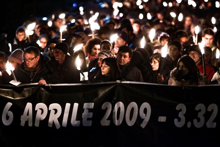 Fakkeloptog. Borgerne i den italienske middelalderby L'Aquila mindedes i nat klokken 3.32 de mange tusinde ofre for jordskælvet, som ramte byen natten til 6 april sidste år. 