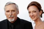 Bittert. Dennis Hopper ses her med sin kone, Victoria Hopper, mens forholdet stadig var godt mellem dem. I januar begærede skuespilleren skilsmisse fra konen. Sagen behandles stadig af skifteretten og forsinkes af Dennis Hoppers kræftsygdom. Arkivfoto. 