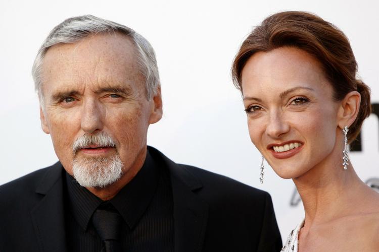 Bittert. Dennis Hopper ses her med sin kone, Victoria Hopper, mens forholdet stadig var godt mellem dem. I januar begærede skuespilleren skilsmisse fra konen. Sagen behandles stadig af skifteretten og forsinkes af Dennis Hoppers kræftsygdom. Arkivfoto. 