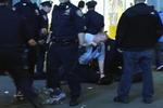ANHOLDT. Politiet i New York tilbageholder personer tæt ved Times Square efter hundredvis af unge kæmpede og stod med pistoler i New York. 
