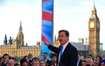 Den konservative leder David Cameron udfordrer Labour med et -noget svingende - forspring. 6. maj falder afgørelsen. 