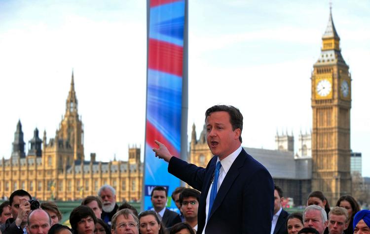 Den konservative leder David Cameron udfordrer Labour med et -noget svingende - forspring. 6. maj falder afgørelsen. 
