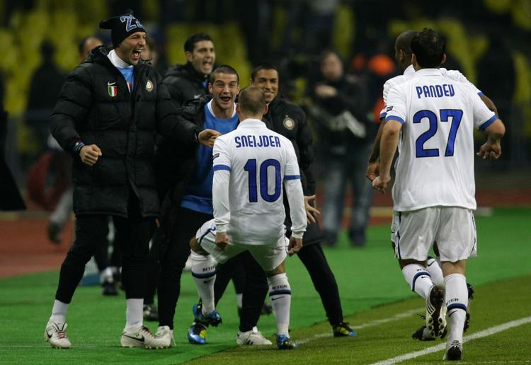 matchvinder. Reservespillerne delte begejstringen med Wesley Sneijder, der scorede det eneste mål i den første af fire kvartfinaler i Champions League. 