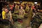 Lufthavnen. Danske soldater kommer endelig hjem til Danmark på ferie efter forsinkelse i Afghanistan. 