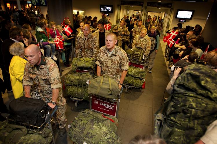 Lufthavnen. Danske soldater kommer endelig hjem til Danmark på ferie efter forsinkelse i Afghanistan. 