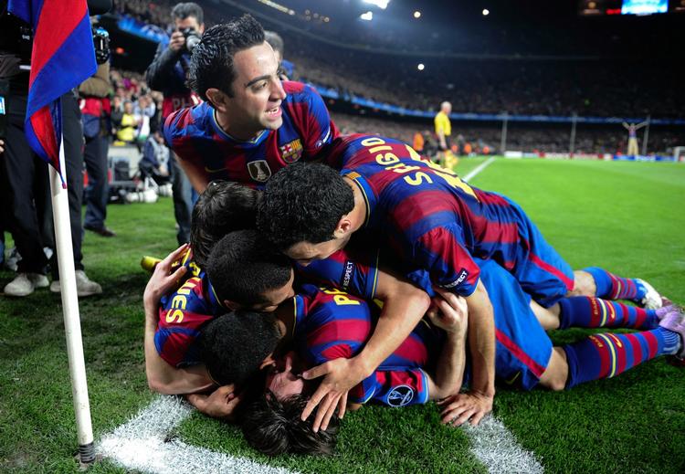 overdænget. Kun superlativerne kan overgå den bunke medspillere, Lionel Messi blev overdænget af efter en af sine scoringer mod Arsenal. 