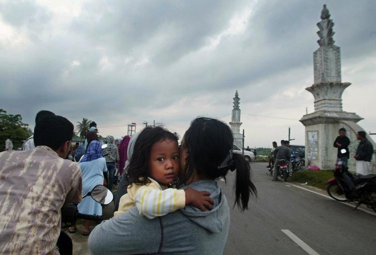 Flugt. Indbyggerne i Banda Aceh-området flygtede mod højere områder efter jordskælvet. 
