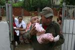 Sikkerhed. En redningsarbejder bringer en baby og andre ofre for regnkatastrofen i Brasiliens Rio de Janeiro i sikkerhed i Campo Grande-bydelen i Rio de Janeiro. 