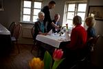 Det lille lavloftede rum i Bolettes Gæstebud er krohyggeligt og af ældre dato, og man føler sig stærkt velkommen. 