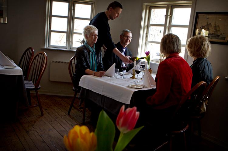 Det lille lavloftede rum i Bolettes Gæstebud er krohyggeligt og af ældre dato, og man føler sig stærkt velkommen. 