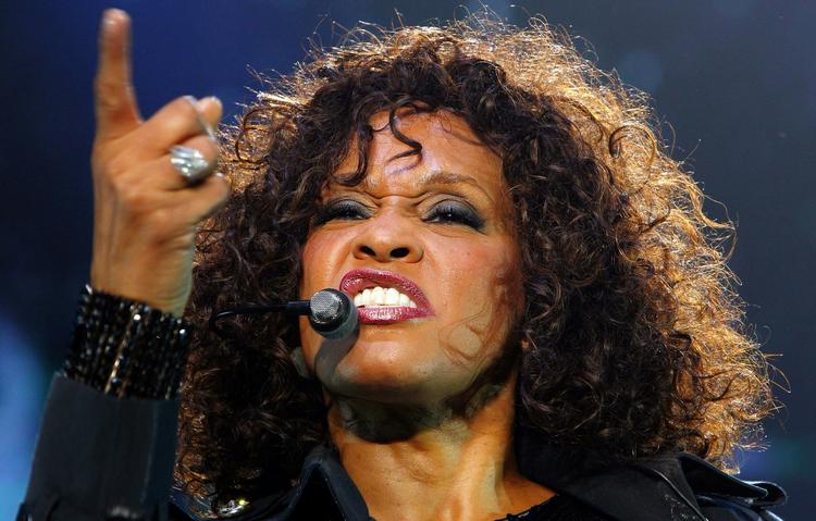 Comeback. Der var knald på, da Whitney Houston tidligere i år optrådte i japanske Tokyo. Men nu har hun problemer med luftvejene. 